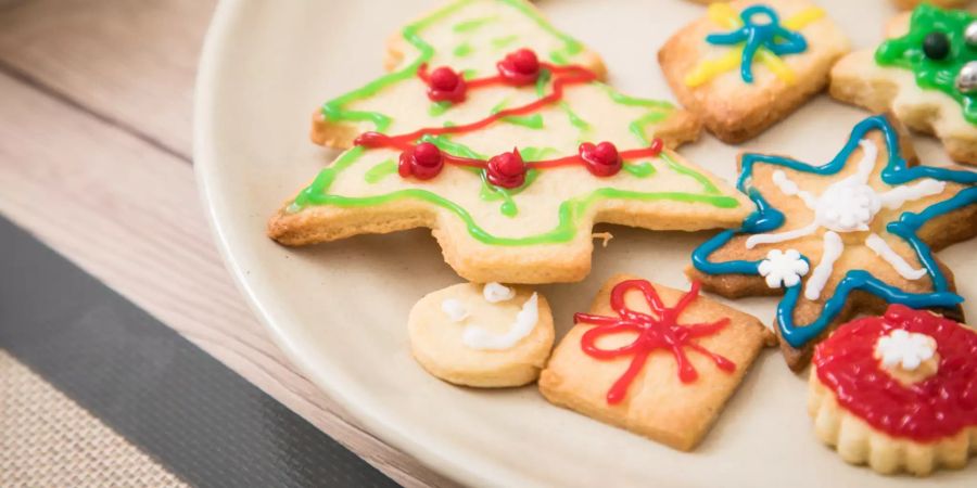 Weihnachtsplätzchen bunt auf Teller