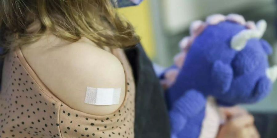 Die Empfehlung der Ständigen Impfkommission, Kinder zwischen fünf und elf Jahren mit Vorerkrankungen gegen Covid-19 impfen zu lassen, bewerten die Kinderärzte als angemessen. Foto: Jan Woitas/dpa-Zentralbild/dpa