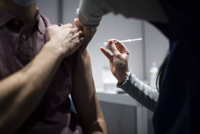 Die Impfung gegen das Coronavirus lässt viele Menschen mit Vaccinophobie zittern. coronavirus impfung