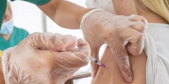 Nebenwirkungen einer Impfung treten immer innerhalb von wenigen Wochen nach der Impfung auf. Sorgen, dass eine Nebenwirkung sehr viel später auftritt, hält der Immunologe Carsten Watzl für unbegründet. Foto: Stefan Sauer/dpa Nebenwirkungen einer Impfung treten immer innerhalb von wenigen Wochen nach der Impfung auf. Sorgen, dass eine Nebenwirkung sehr viel später auftritt, hält der Immunologe Carsten Watzl für unbegründet. Foto: Stefan Sauer/dpa