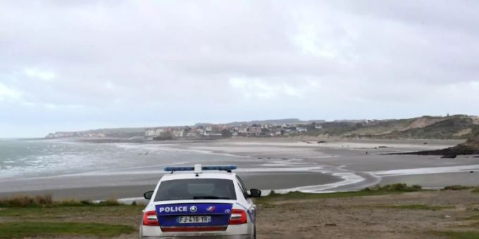 Polizei an nordfranzösischer Küste Polizei an nordfranzösischer Küste