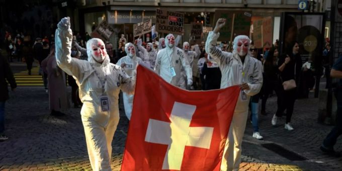 Protest im Oktober 2021 in Lausanne gegen Corona-Massnahmen. covid-19-gesetz