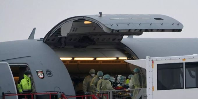Transport eines Corona-Patienten durch die Luftwaffe Transport eines Corona-Patienten durch die Luftwaffe