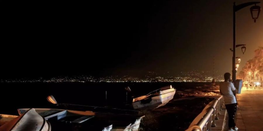 Ein Mann steht während eines partiellen Stromausfalls auf der Strandpromenade der libanesischen Hauptstadt Beirut. Foto: Marwan Naamani/dpa