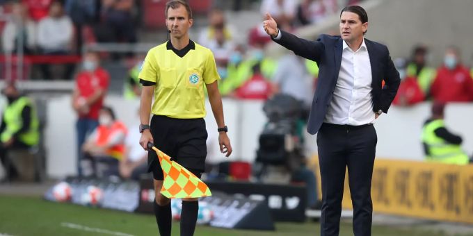 Trainer Gerardo Seoane (r.) gibt bei Bayer Leverkusen die Richtung vor. Gerardo Seoane