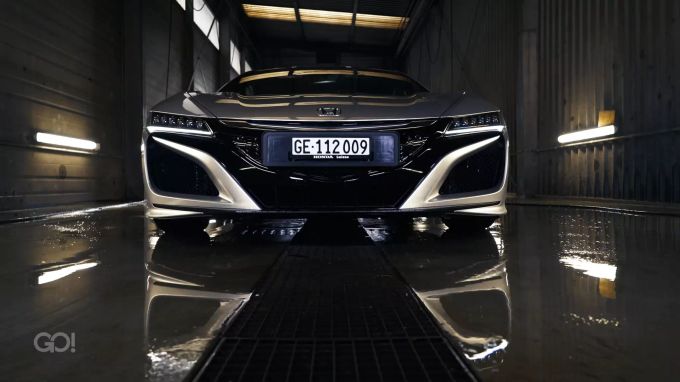 Der Honda NSX ist ein beeindruckender Stück Technik. Flach, breit, böse.