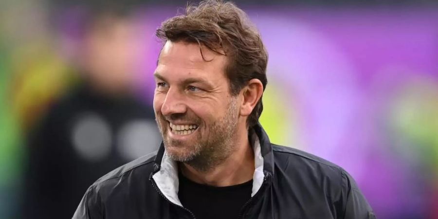 Hofft auf einen «Sahnetag» gegen Bayern München: Augsburgs Trainer Markus Weinzierl. Foto: Swen Pförtner/dpa