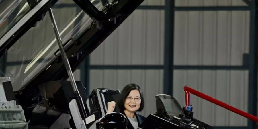 Taiwans Präsidentin Tsai Ing-wen im Cockpit eines Kampfjets