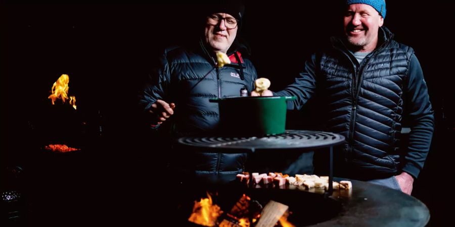 Zwei Männer am Grill kalt dunkel