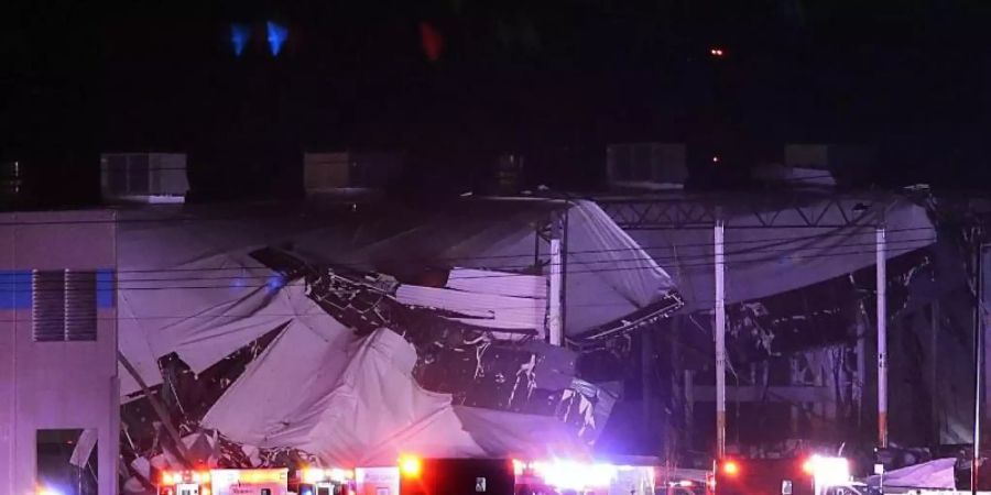 Das Amazon-Vertriebszentrum in Edwarsville ist teilweise eingestürzt, nachdem es von einem Tornado getroffen wurde. Foto: Robert Cohen/St. Louis Post-Dispatch/AP/dpa