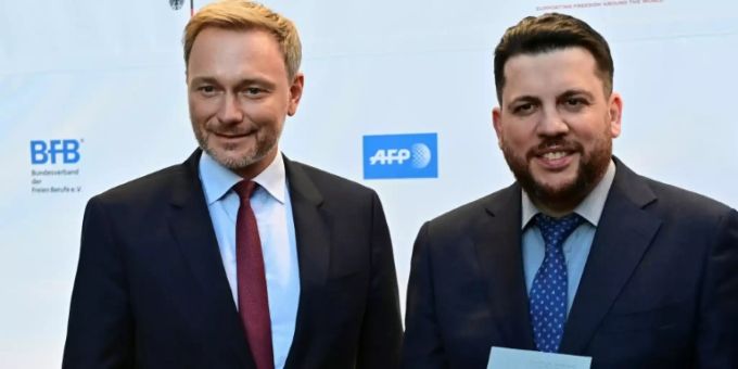 Leonid Wolkow (r) mit FDP-Chef Lindner in Potsdam Leonid Wolkow (r) mit FDP-Chef Lindner in Potsdam