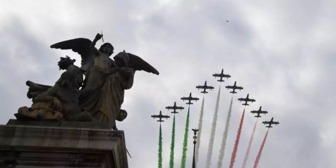 Die Kunstflugstaffel der italienischen Luftwaffe am Himmel über Rom zum Tag der Streitkräfte - kurz vor Beginn der Ausgangssperren. Foto: Alessandra Tarantino/AP/dpa Die Kunstflugstaffel der italienischen Luftwaffe am Himmel über Rom zum Tag der Streitkräfte - kurz vor Beginn der Ausgangssperren. Foto: Alessandra Tarantino/AP/dpa