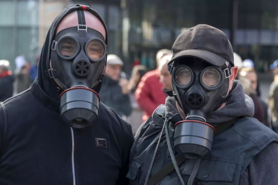 Hier zu sehen sind zwei Demonstranten an der Kundgebung für die Verhältnismässigkeit der Corona-Massnahmen in Basel am 7. November 2020.