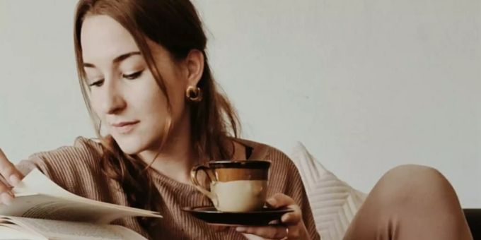 Tina vertieft in ihrer Lektüre Leserin