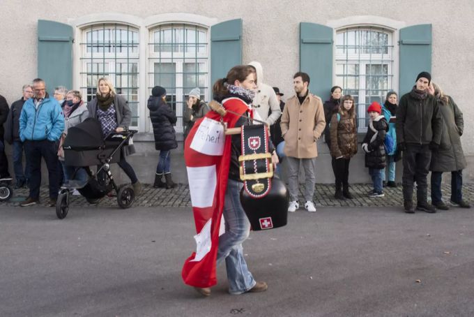 Die Kuhglocken-Version gehört zu einer der ausgefalleneren Protestaktionen gegen die Massnahmen zur Eindämmung des Coronavirus. kuhglocke lachen