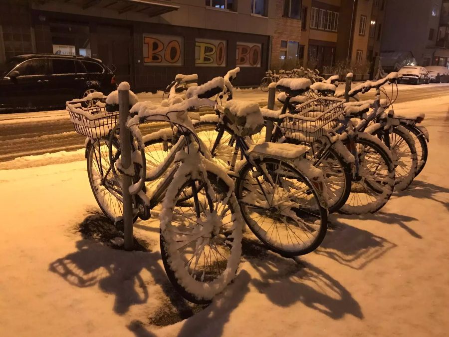 Mit Schnee bedeckte Velos im Berner Länggasse-Quartier.