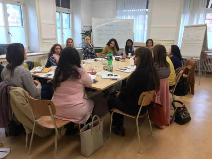 Die Internationale Plattform Bassersdorf setzt sich aus einer Kerngruppe zusammen: Jessica Lachnit (Mitte im gelben Pullover) ist Teil davon. Internationale Plattform Bassersdorf