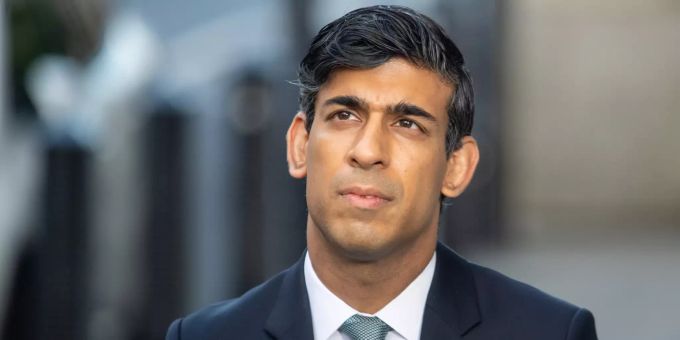 Rishi Sunak, Finanzminister von Grossbritannien, wird vor dem Broadcasting House, dem Hauptsitz der BBC, per Videoschalte von Sky News interviewt. Brexit