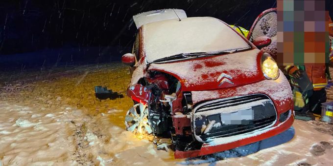 Am Fahrzeug entstand Totalschaden. Unfall zuzgen