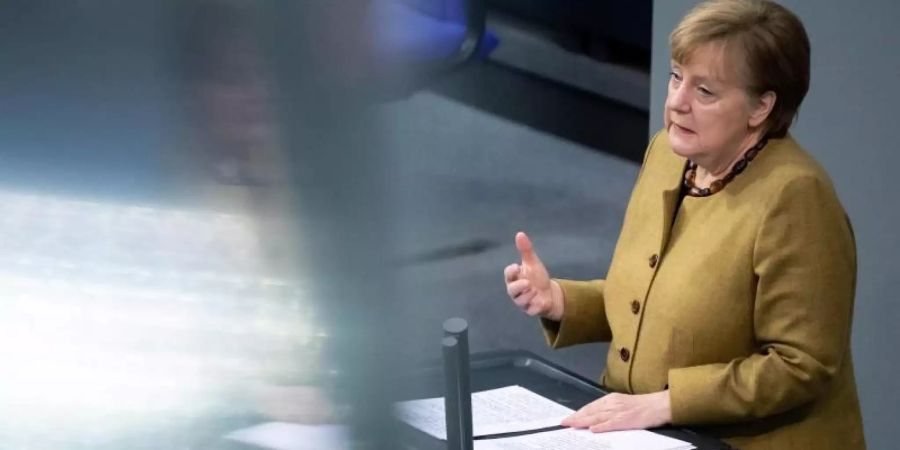 Auch im TV Thema: Kanzlerin Angela Merkel (CDU) hält eine Regierungserklärung zu den Ergebnissen der Bund-Länder-Runde. Foto: Bernd von Jutrczenka/dpa
