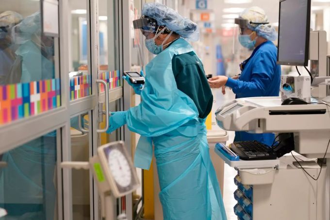 Zwei Medizinerinnen in Schutzkleidung arbeiten auf einer Station im Krankenhaus «Bellevue Hospital» in New York. Coronavirus USA Joe Biden