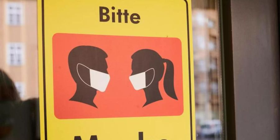Wer einen geschlossenen Raum betritt, muss Maske tragen. Foto: Annette Riedl/dpa