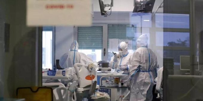 Mitarbeiter des Gesundheitswesen auf einer Corona-Intensivstation in Lissabon. In Portugal steckten sich zuletzt binnen 14 Tagen 1429 Menschen je 100.000 Einwohner mit Corona an. Foto: Armando Franca/AP/dpa