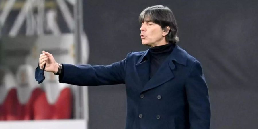 Hat mit dem DFB-Team die Ukraine vor der Brust: Bundestrainer Joachim Löw. Foto: Robert Michael/dpa-Zentralbild/dpa