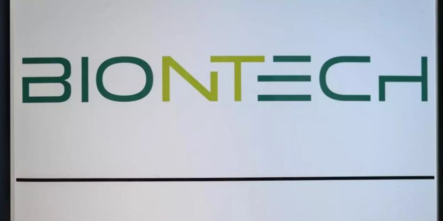 Das Logo des Biotechnologie-Unternehmens «BioNTech». Foto: Andreas Arnold/dpa