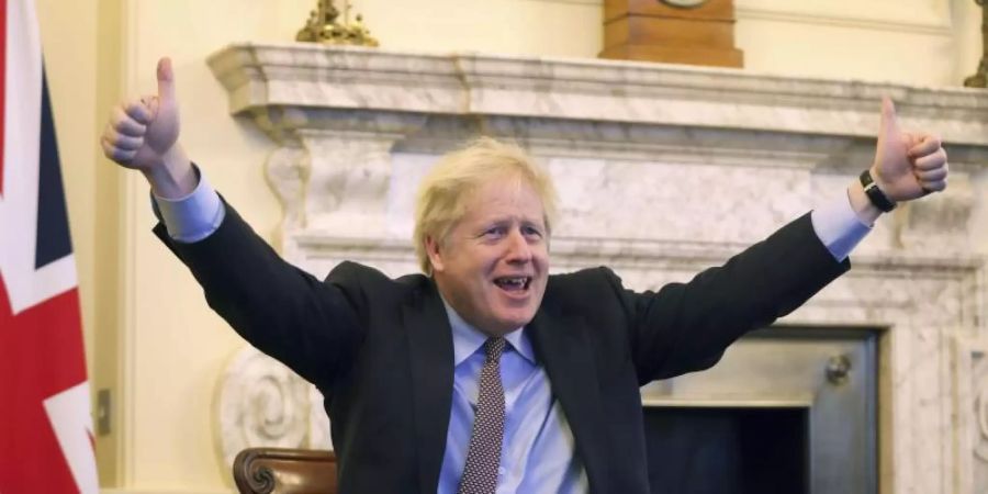 Premier Boris Johnson jubelt in der 10 Downing Street nach der erzielten Einigung in den Brexit-Verhandlungen. Foto: Pippa Fowles/No 10 Downing Street/XinHua/dpa