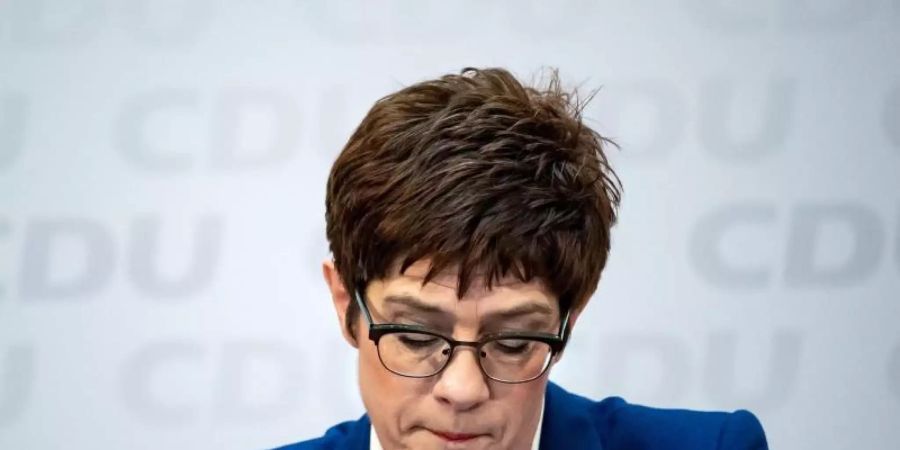 Verteidigungsministerin Annegret Kramp-Karrenbauer bezeichnet die Argumente der SPD, es sei zu wenig über die Bewaffnung der Bundeswehr-Drohnen diskutiert worden, als «absurd». Foto: Bernd von Jutrczenka/dpa