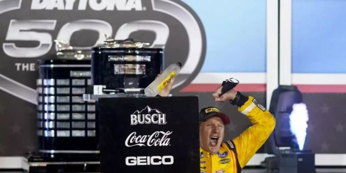 Michael McDowell feiert nach seinem überraschenden Sieg beim NASCAR Daytona 500. Foto: John Raoux/AP/dpa Michael McDowell feiert nach seinem überraschenden Sieg beim NASCAR Daytona 500. Foto: John Raoux/AP/dpa
