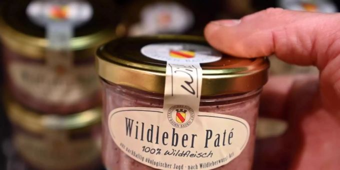 Die Wildleber-Pate stammt vom Städtischen Forstamt Baden-Baden und wird dort zum Verkauf angeboten. Foto: Uli Deck/dpa Die Wildleber-Pate stammt vom Städtischen Forstamt Baden-Baden und wird dort zum Verkauf angeboten. Foto: Uli Deck/dpa