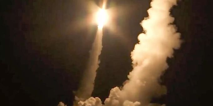 Interkontinentalraketen wurden vom Atom-U-Boot K-551 Wladimir Monomach der russischen Marine aus dem Ochotskische Meer bei einem Test abgefeuert. Foto: ---/Russian Defense Ministry Press Service/ AP/dpa Interkontinentalraketen wurden vom Atom-U-Boot K-551 Wladimir Monomach der russischen Marine aus dem Ochotskische Meer bei einem Test abgefeuert. Foto: ---/Russian Defense Ministry Press Service/ AP/dpa
