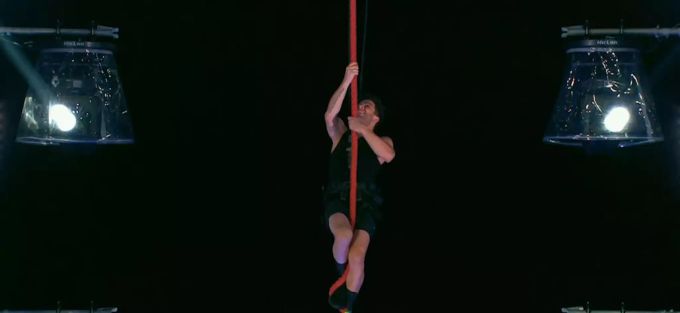 Luca Hänni klettert am Seil hoch. Luca Hänni klettert