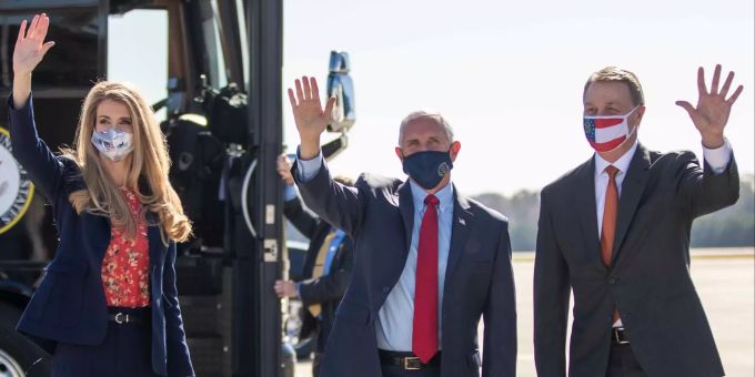 Mike Pence (M), Vizepräsident der USA, Kelly Loeffler (l), Senatorin für den Bundesstaat Georgia und David Perdue, Senator für den Bundesstaat Georgia, winken auf der Luftreservebasis Dobbins. 20.11.2020, USA, Marietta Sitze im US-Senat