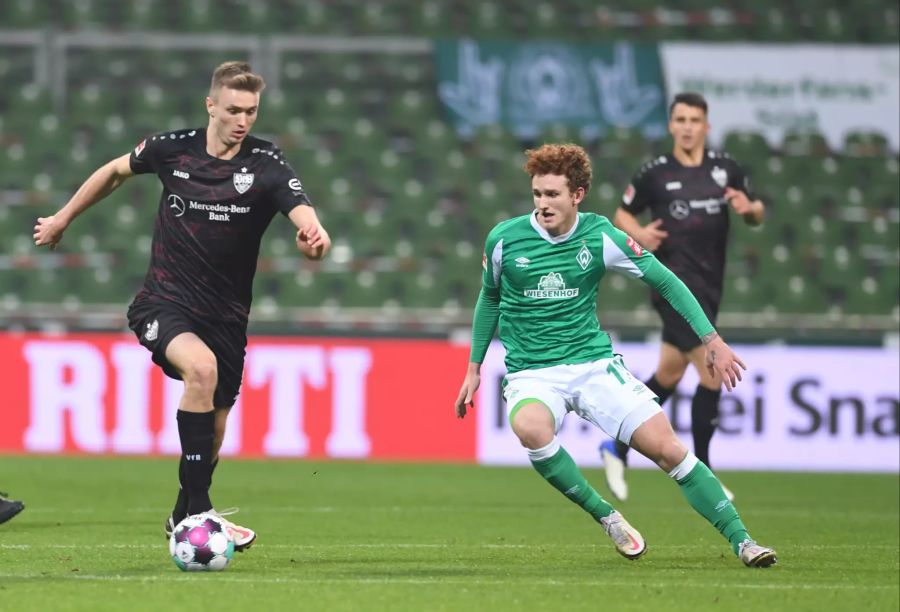 VfB-Stürmer Sasa Kalajdzic (l.) behauptet die Kugel gegen Werder-Angreifer Josh Sargent (r.).