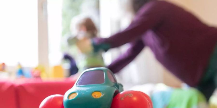 Das Kinderkrankengeld soll es auch geben, wenn eine Notbetreuung angeboten wird oder wenn lediglich eine Empfehlung ausgesprochen wurde, die Kinder zu Hause zu betreuen. Foto: Friso Gentsch/dpa/dpa-tmn