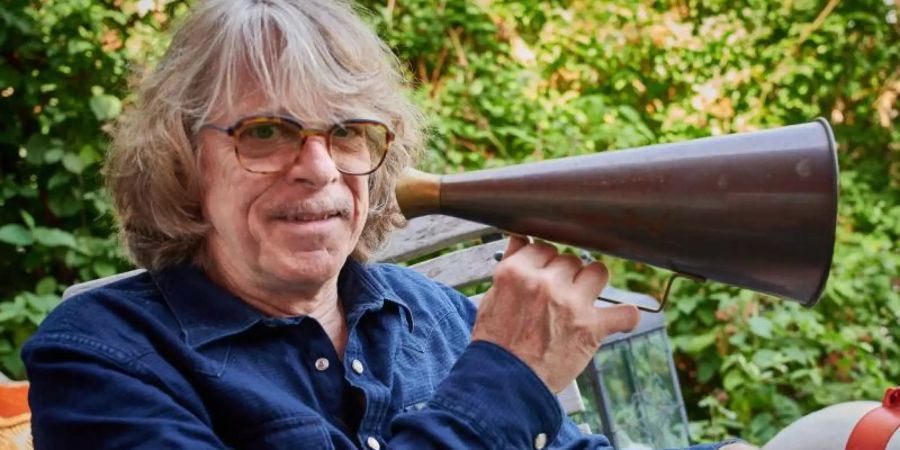 Der Musiker und Komiker Helge Schneider ist mit dem Resultat seines Vorschlags zufrieden. Foto: Bernd Thissen/dpa