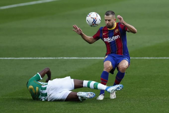 Jordi Alba vom FC Barcelona (r.) wird von Betis' Emerson (l.) von den Beinen geholt. Jordi Alba FC Barcelona