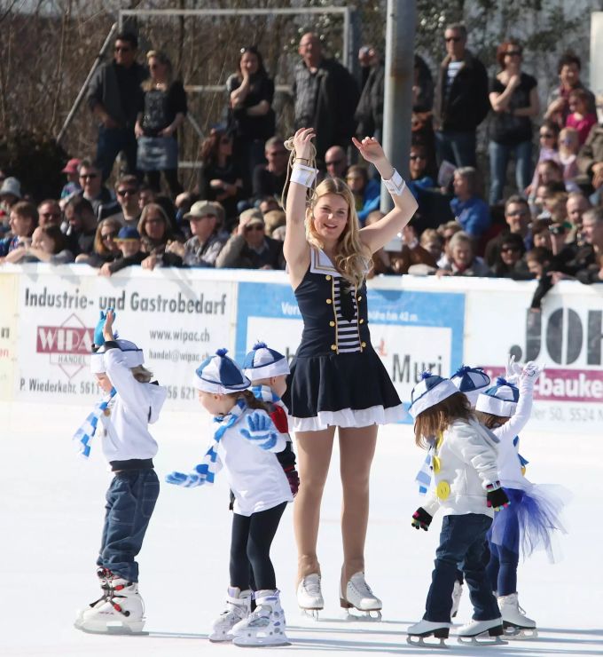 Ladina Brunner mit den Spielgruppenkinder beim Schaulaufen 2014. Der Event bildet für Klein und Gross jeweils das Highlight der Saison. Eislaufclub Wohlen