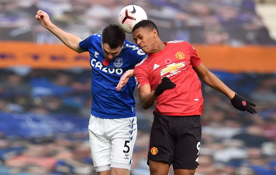 Anthony Martial (r.) von Manchester United im Duell mit Evertons Michael Keane (l.).