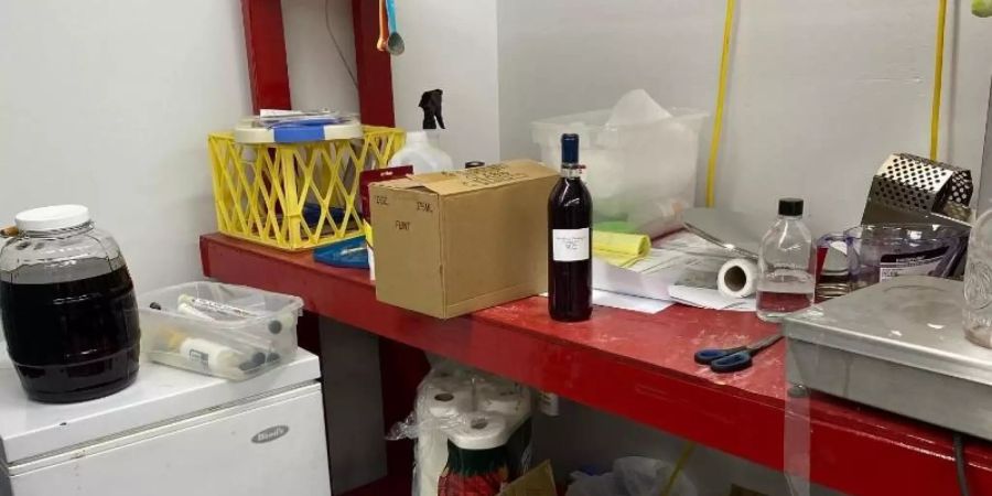 Die illegale Weinkellerei in dem Klärwerk in Rainsville. Foto: -/The DeKalb County Sheriff’s Office/dpa
