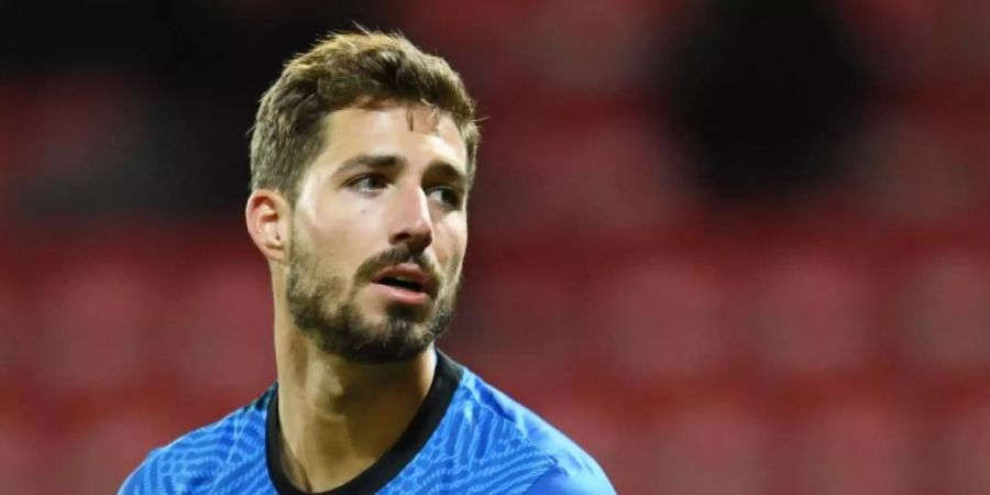 Frankfurts Keeper Kevin Trapp beschenkt seine Teamkollegen. Foto: Annegret Hilse/Reuters Images Europe/Pool/dpa