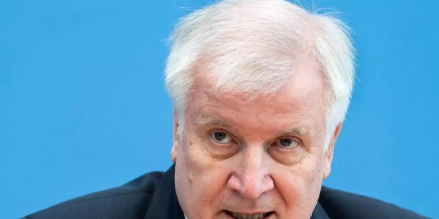 «Unsere Sicherheitsbehörden haben erneut einen islamistischen Terroranschlag verhindert», sagt Bundesinnenminister Horst Seehofer. Foto: Bernd von Jutrczenka/dpa Pool/dpa