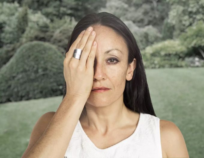 Nach einer Hirnverletzung ist häufig nichts mehr wie es vorher war. Frau mit Hand vor Gesicht.