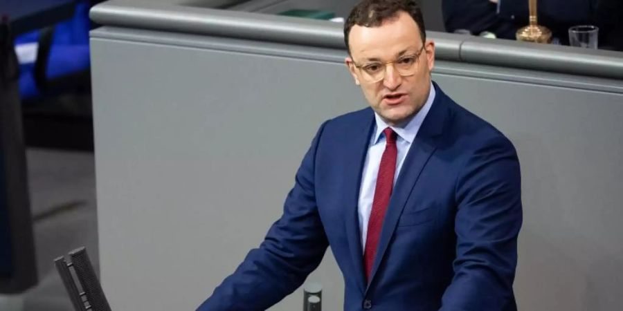 Jens Spahn spricht während der Aktuellen Stunde. Foto: Bernd von Jutrczenka/dpa