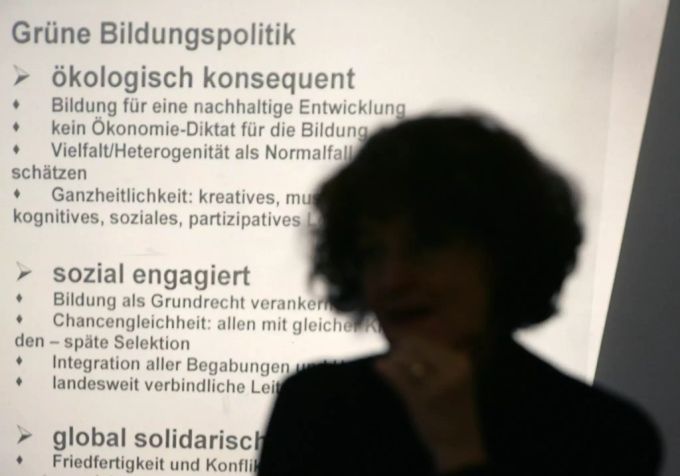 Die damalige Präsidentin der Grünen Partei, Ruth Genner, äussert sich 2005 zum Positionspapier der Grünen. Grüne Partei Bildung