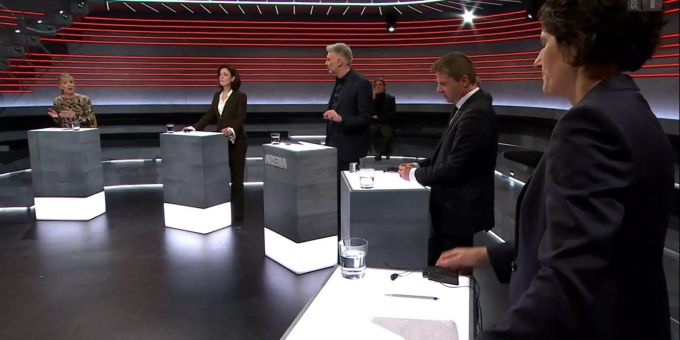 Die Gäste der gestrigen «Arena»: SVP-Nationalrätin Diana Gutjahr, FDP-Nationalrätin Regine Sauter, GLP-Nationalrat Martin Bäumle, SP-Nationalrätin Céline Widmer (von links nach rechts). «Arena» SRF