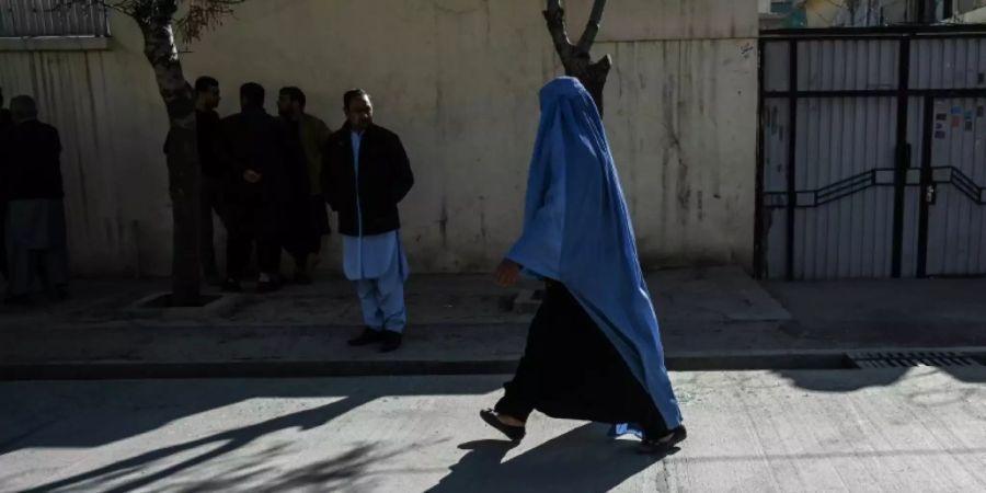 Eine Frau am Anschlagsort in Kabul